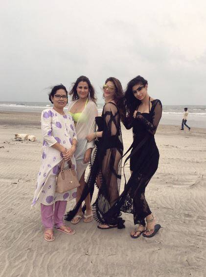  मौनी रॉय ने अपना बर्थडे क्लोज फ्रेंड्स के साथ सेलिब्रेट किया है. मौनी रॉय ने अपने दोस्तों की तस्वीरों को शेयर करते हुए लिखा है कि ये लोग बेस्ट हैं.