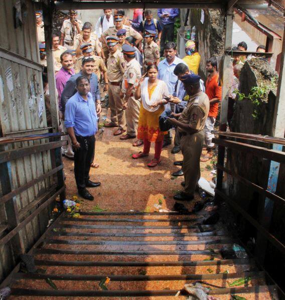हादसे पर राष्ट्रपति, प्रधानमंत्री और रेल मंत्री ने दुख जताया है. रेल मंत्री पीयूष गोयल मुंबई में ही हैं.