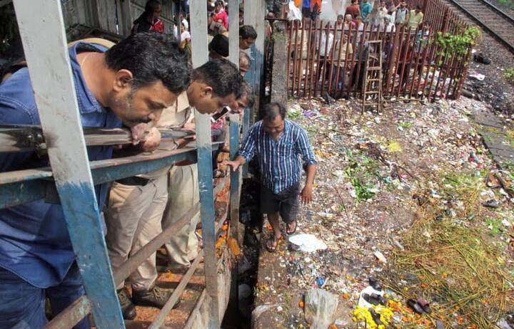 जिस ब्रिज पर 22 लोगों की मौत हो गई उसकी मरम्मत के लिए शिवसेना के सांसद अरविंद सावंत ने पूर्व रेल मंत्री सुरेश प्रभु को मरम्मत के लिए चिट्ठी लिखी लेकिन प्रभु ने कहा था कि ग्लोबल स्लोडाउन है इसलिए पैसे नहीं है. 