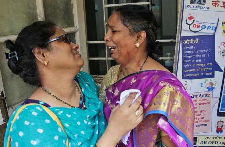 जिस वक्त हादसा हुआ, उस वक्त यहां पर तेज बारिश हो रही थी. तस्वीर में आप देख सकते हैं किसी अपने को खोने के बाद महिला का दर्द.