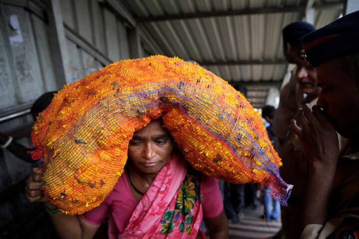 हादसे के बाद सिर पर सामान लेकर जाती महिला.