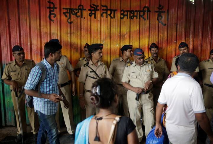 हादसे के बाद मुंबई पुलिस और प्रशासन मौके पर मौजूद है. हादसा किस वजह से हुआ है अभी इसकी कोई सटीक जानकारी नहीं मिली है.