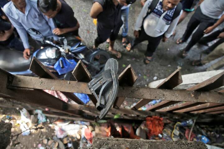 अफवाह के बाद लोग अपने आप को बचाने के लिए पुल से कूदने लगे. इसी दौरान किसी मुसाफिर की चप्पल रेलिंग में फंसी रह गई.