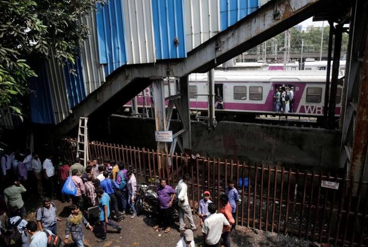 एलफिन्सटन रेलवे स्टेशन पर बने इस फुट ओवर ब्रिज पर ही हादसा हुआ है.