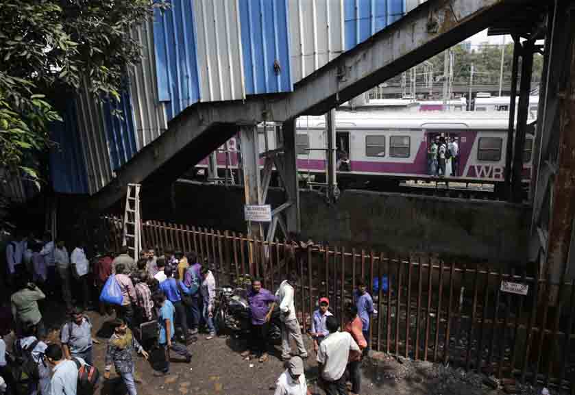 मुंबई हादसा: राज ठाकरे ने दी धमकी- रेलवे में सुधार नहीं हुआ तो बुलेट ट्रेन की एक ईंट भी नहीं रखने देंगे