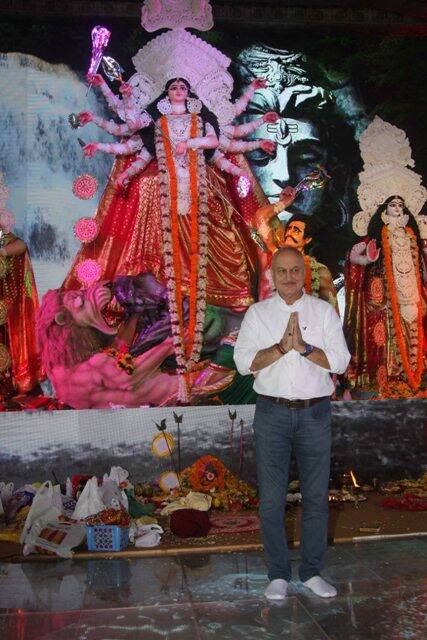काजोल के साथ दुर्गा पूजा मनाने पंडाल में अभिनेता अनुपम खेर भी पहुंचे. तस्वीर: मानव मंगलानी