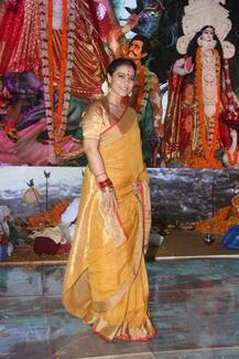 दुर्गा पूजा के मौके पर परिवार संग पंडाल पहुंची काजोल, लिया मां दुर्गा का आशीर्वाद