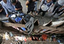 भगदड़ में मारे गए लोगों के शवों पर नंबर चिपकाने को लेकर डॉक्टर की पिटाई