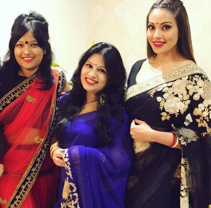 बॉलीवुड एक्ट्रेस बिपाशा बसु भी अपने परिजरनों के साथ दशहरे का त्योहार मनाती हुई. 