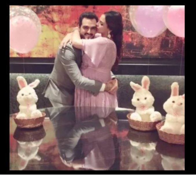  ईशा सोशल मीडिया पर काफी एक्टिव हैं और आए दिन अपने फैंस के बीच अपनी खूबसूरत तस्वीरें शेयर करती रहती हैं.