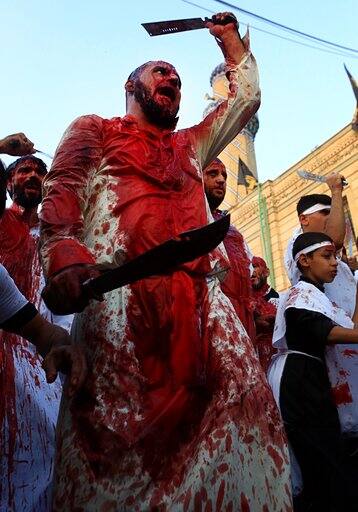 इराक के शहर बसरा में गम मनाते शिया मुसलमान.