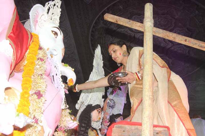 आपको बता दें कि विसर्जन से पहले सिंदूर खेला की परंपरा है.