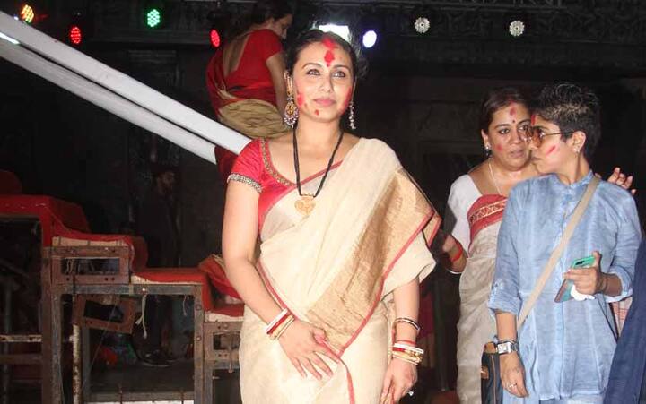 यहां पर रानी मुखर्जी साड़ी में पहंची और बहुत ही खूबसूरत नज़र आ रही थीं.
