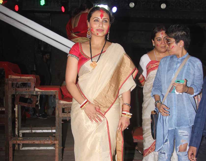 सिंदूर खेला का जश्न मनाने मां दुर्गा के पंडाल पहुंचीं रानी मुखर्जी, देखें तस्वीरें