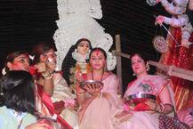 सिंदूर खेला का जश्न मनाने मां दुर्गा के पंडाल पहुंचीं रानी मुखर्जी, देखें तस्वीरें