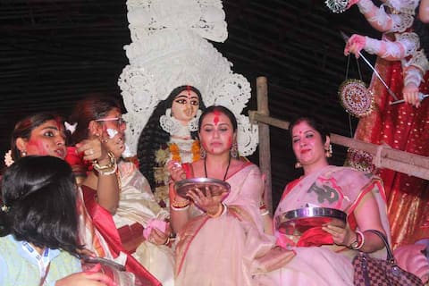 सिंदूर खेला का जश्न मनाने मां दुर्गा के पंडाल पहुंचीं रानी मुखर्जी, देखें तस्वीरें सिंदूर खेला का जश्न मनाने मां दुर्गा के पंडाल पहुंचीं रानी मुखर्जी, देखें तस्वीरें