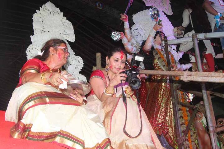 हर साल की तरह इस बार भी अभिनेत्री रानी मुखर्जी मुंबई में जुहू स्थित एक पंडाल में विजयदशमी के दिन सिंदूर खेला का जश्न मनाने पहुंचीं.