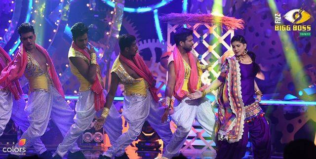  बता दें कि सपना चौधरी के लिए 'बिग बॉस' में पहुंचने का सफर आसान नहीं रहा है. पिछले साल सपना चौधरी उस समय सुर्खियों में आ गईं थीं जब उन्होंने आत्महत्या करने की कोशिश की. 