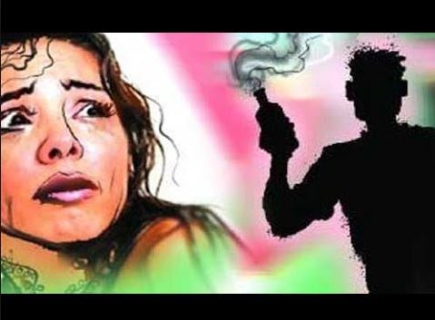 Meerut: acid attack on salesgirl in Meerut मेरठ: शोरूम से घर लौट रही सेल्सगर्ल पर बदमाशों ने फेंका तेजाब, बुरी तरह झुलसी