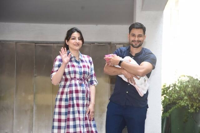 रविवार को सोहा अली खान को हॉस्पिटल से डिस्चार्ज कर दिया और इसी दौरान बेबी गर्ल की पहली तस्वीरें सामने आईं.