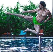 जब हवा में स्टंट मारते दिखे अभिनेता टाइगर श्रॉफ