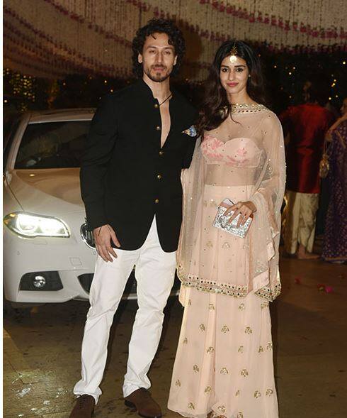 गणेश उत्सव पर मुकेश अंबानी की पार्टी में टाइगर और दिशा एक साथ नज़र आए थें. इस पार्टी में दोनों ट्रेडिशनल आउटफिट में नज़र आए थें. दोनों साथ में काफी खुश दिख रहे थे.