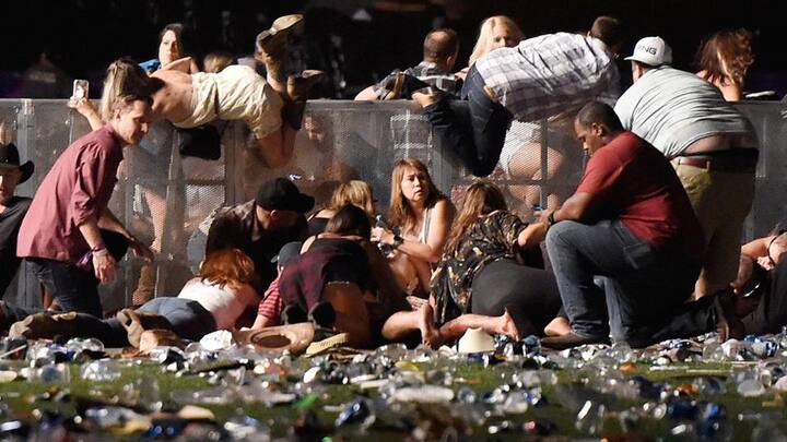 मोनिक डिकर्फ ने सीएनएन को बताया, ‘‘हमने कांच टूटने जैसी आवाज सुनी तो हम यहां-वहां यह देखने लगे कि क्या हुआ है और फिर सुना की गोली चली, गोली चली, गोली चली.’’