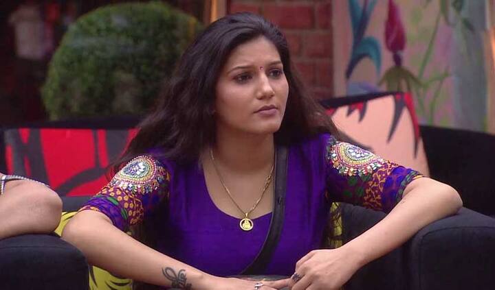 इसके बाद हरियाणवी डांसर सपना चौधरी और ज़ुबैर खान में झगड़ा हुआ. ज़ुबैर ने कुछ ऐसी बात कही जो सपना को पसंद नहीं आई और उन्होंने कहा, ''आप देख के तो बोला कीजिए. कुछ भी गंदा बोलते हो. मुझसे नहीं सुना जाता. शर्म नहीं है बिल्कुल भी.''