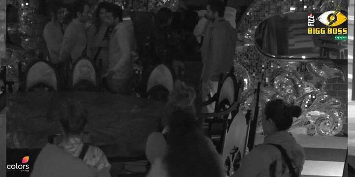 इसके बाद ज़ुबैर पुनीश से किसी बात को लेकर भिड़ गए और दोनों में खूब देर तक बहस चली. जु़बैर तो लड़ाई के लिए माइक उतार कर भी तैयार हो गए. A war of words turns a little nasty as Zubair Khan and Puneesh Sharma clash in tonight's episode of #BB11. #BBSneakpeek pic.twitter.com/Jtnymkpbb7— COLORS (@ColorsTV) October 2, 2017 