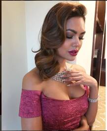 Photos: टैटू फ्लॉन्ट करती नज़र आईं अभिनेत्री ईशा गुप्ता