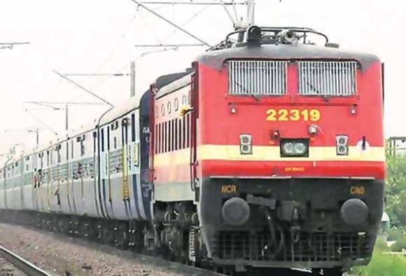 Driver Fainted In Falls Out Of Moving Train कोलकाता: चलती ट्रेन से बेहोश होकर नीचे गिरा ड्राइवर, अस्पताल में भर्ती