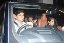 कैमरों को देख लुका-छिपी का खेल खेलने लगे पापा शहरुख की गोद में बैठे अबराम!