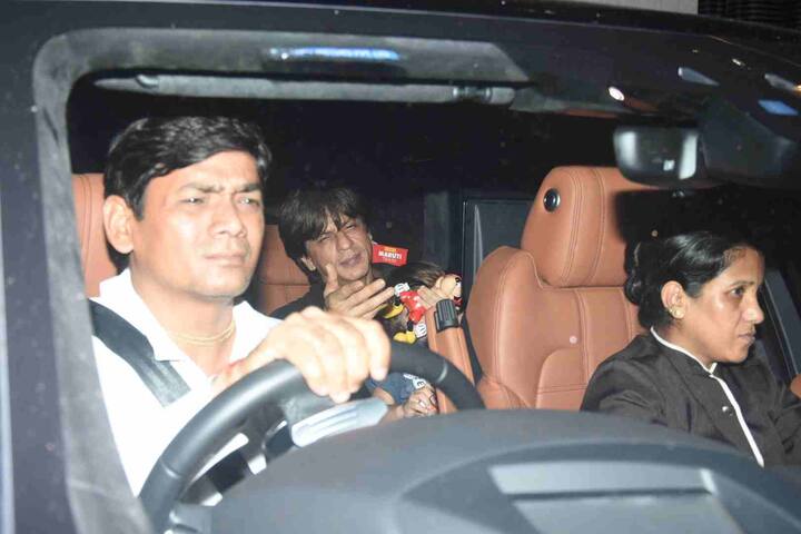 शाहरुख अपनी पत्नी गौरी के Designs Store से लौट रहे थे और तभी पापा-बेटे की ये तस्वीरें ले ली गईं.