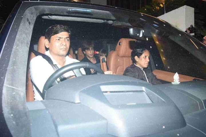 चार साल के अबराम ने अपना हाथ में मौजूद खिलौने से अपना चेहरा छिपा लिया फिर भी उनकी झलक तो कैमरे को मिल ही गई.