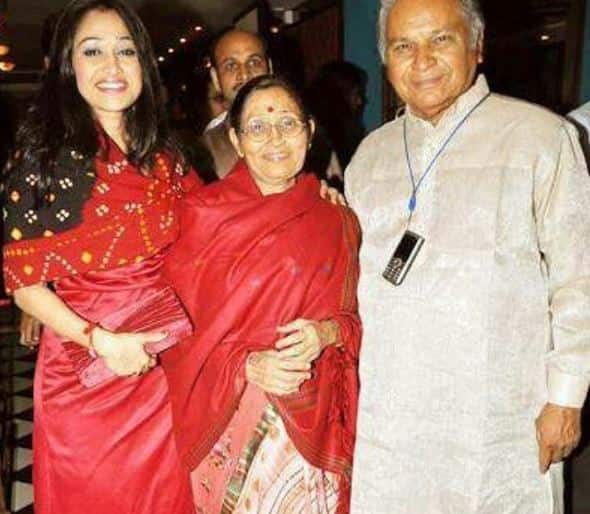 बता दें कि दिशा गोदभराई के मौके पर ट्रेडिशनल लुक में दिखाई दी और उन्होंने फ्लावर ज्वेलरी से सजी हुई साड़ी पहनी हुई थी.