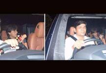 कैमरों को देख लुका-छिपी का खेल खेलने लगे पापा शहरुख की गोद में बैठे अबराम!