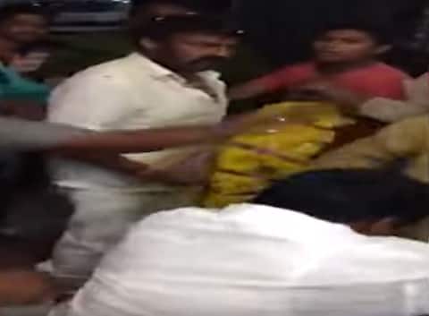 तेलगु एक्टर नन्दमूरि बालाकृष्णा ने मारा फैन को थप्पड़ः वीडियो हुआ वायरल तेलगु एक्टर नन्दमूरि बालाकृष्णा ने मारा फैन को थप्पड़ः वीडियो हुआ वायरल