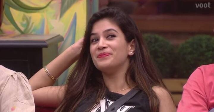 बंगदी कालड़ा को भी पड़ोसियों ने अपने राइट का इस्तेमाल करते हुए नॉमिनेट कंटेस्टेंट की लिस्ट में डाला. पड़ोसियों ने कहा, ''शुरुआत में बंदगी कह रही थी कि वह कॉमनर्स की सेलिब्रिटी है, लेकिन शो शुरू होने के बाद से वह खुद को बचा कर चल रही है.''