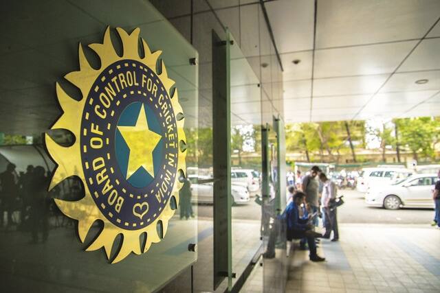 भारतीय क्रिकेट कंट्रोल बोर्ड (बीसीसीआई) ने मंगलवार को भारत दौरे पर आ रही श्रीलंका टीम के शेड्यूल का ऐलान कर दिया. श्रीलंका 16 नवंबर से 24 दिसंबर तक भारत दौरे पर रहेगी जहां वह तीन टेस्ट, तीन वनडे और तीन टी-20 मैचों की सीरीज खेलेगी.