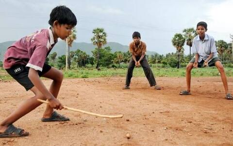 भारतीय बच्चों को घर से बाहर खेलने के मौके कम ही मिलते हैं भारतीय बच्चों को घर से बाहर खेलने के मौके कम ही मिलते हैं