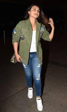 Spotted: एयरपोर्ट पर अपने चुलबुले अंदाज रानी मुखर्जी ने जीत लिया दिल, देखें तस्वीरें