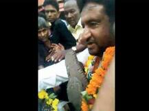 अहमदाबाद: कांग्रेस विधायक को पहनाई गई जूतों की माला