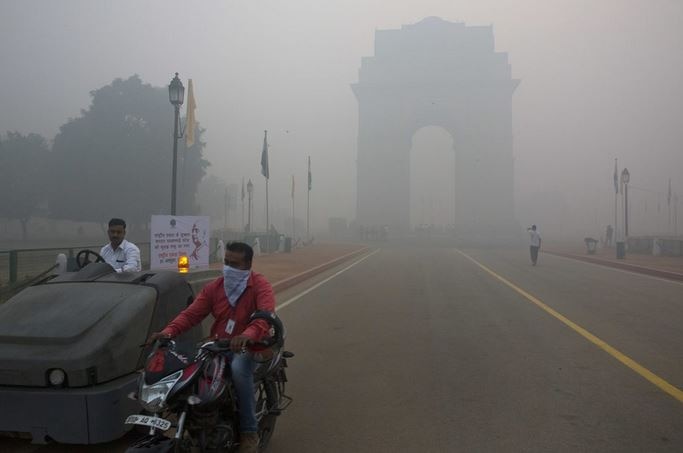 Diwali 2017 Air Quality Deteriorates In Delhi दिवाली के जश्न के बाद दिल्ली की हवा हुई ‘‘खराब’’