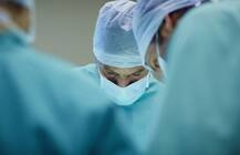 सर्जरी के बाद व्यक्ति के कटे यौनांग को जोड़ा गया