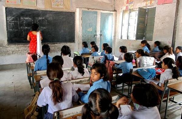 महीना बीत गया लेकिन यूपी के सरकारी स्कूलों में नहीं बंटी किताबें Books have not been distributed in the schools of UP महीना बीत गया लेकिन यूपी के सरकारी स्कूलों में नहीं बंटी किताबें