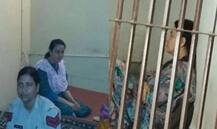 CAUGHT ON CAMERA: लॉकअप में हनीप्रीत, जमीन पर सोने के लिए मिली दरी