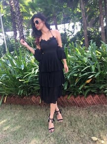 मौनी राय ने ब्लैक ड्रेस में कराया फ़ोटोशूट, इंस्टा पर पोस्ट की तस्वीरें