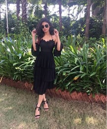 मौनी राय ने ब्लैक ड्रेस में कराया फ़ोटोशूट, इंस्टा पर पोस्ट की तस्वीरें