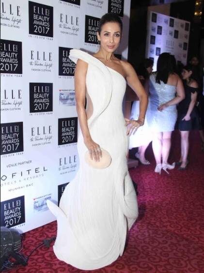  जो तस्वीरें आप देख रहे हैं वो Elle Beauty Awards 2017 से आई हैं. इस इवेंट की पहली तस्वीर में आप सलमान ख़ान की पूर्व भाभी और छैया छैया गर्ल मलाइका अरोड़ा को देख सकते हैं. बताते चलें कि वे इस इवेंट में आकर्षण का केंद्र रहीं. 