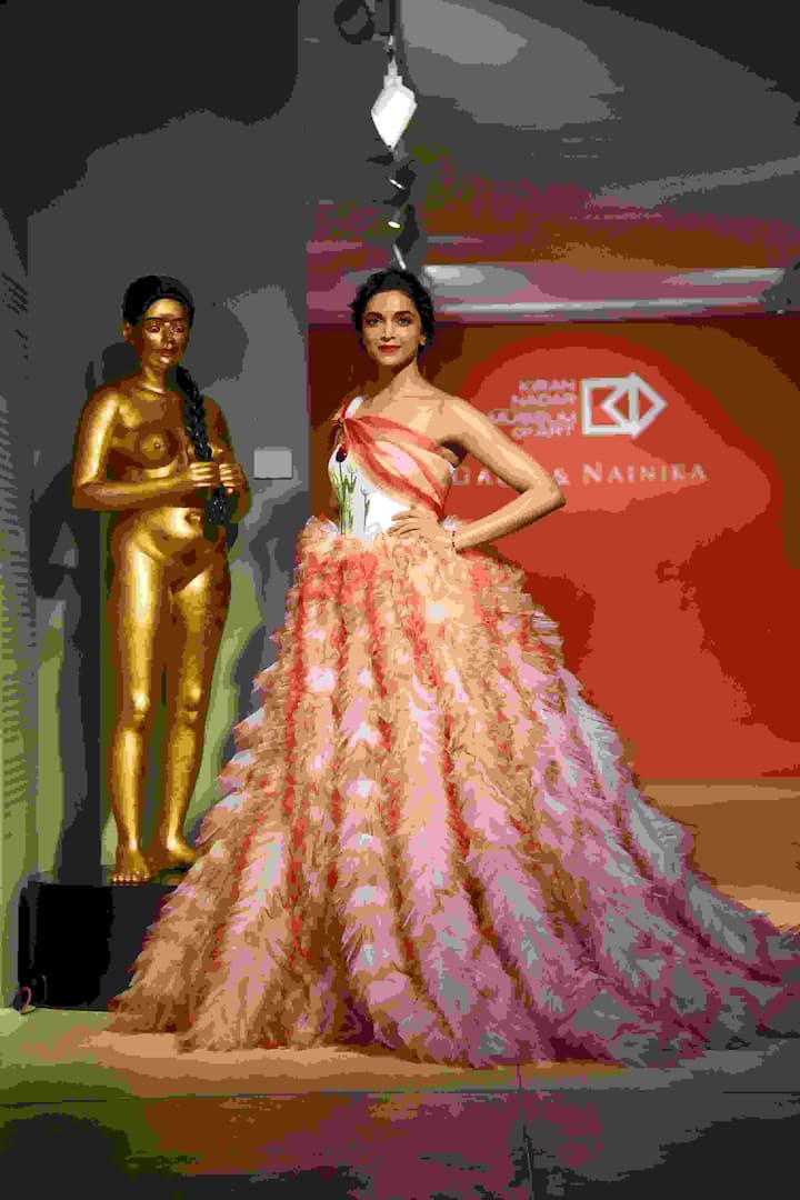 आप देख सकते हैं कि कैसे इस तस्वीर में वे अपनी डिजयानर्स गौरी और नैनिका के साथ बेहद खुश नज़र आ रही हैं. 